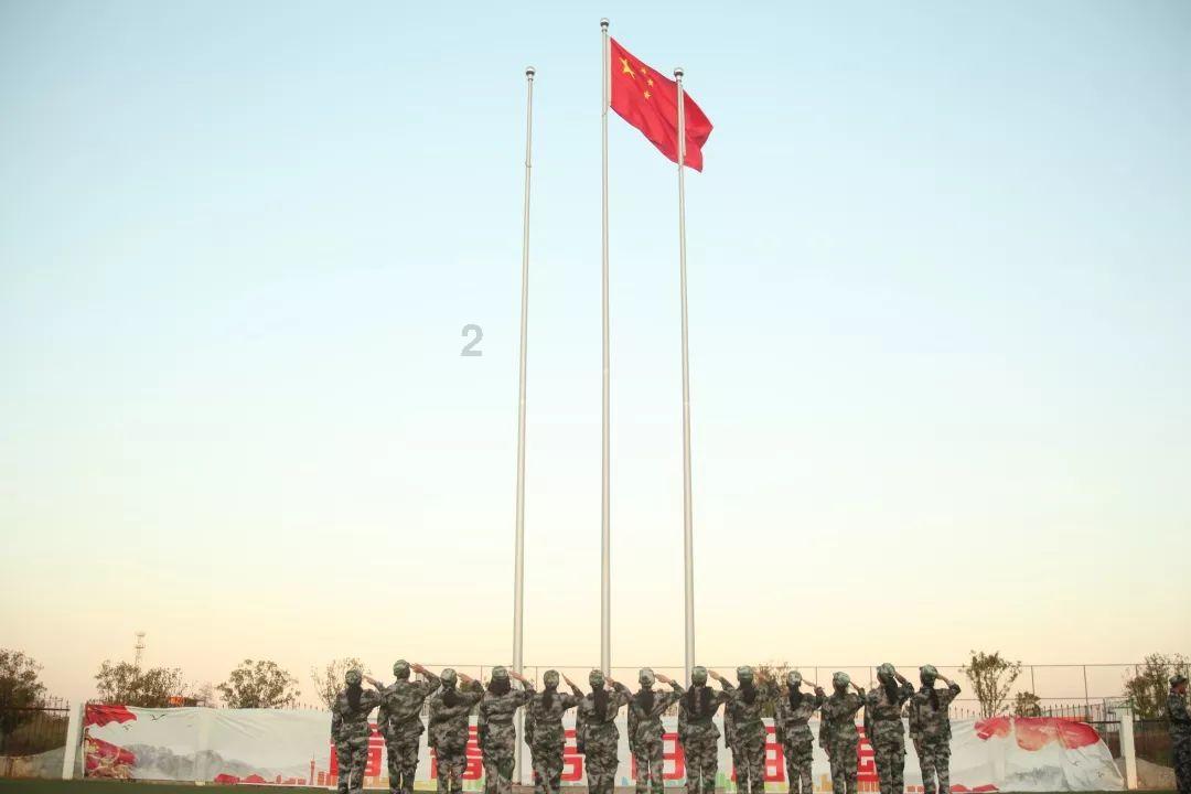 李叔叔要在一块边长为2m的正方形木板上锯一个最大的圆面；来做饭桌面游戏画面
